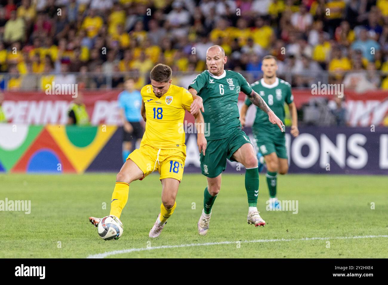 Razvan Marin de Roumanie et Modestas Vorobjovas de Lituanie luttant pour le ballon lors de la Ligue des Nations de l'UEFA, phase de groupes, Ligue C, Groupe C2, match de football entre la Roumanie et la Lituanie le 9 septembre 2024 au Stadionul Steaua à Bucarest, Roumanie Banque D'Images