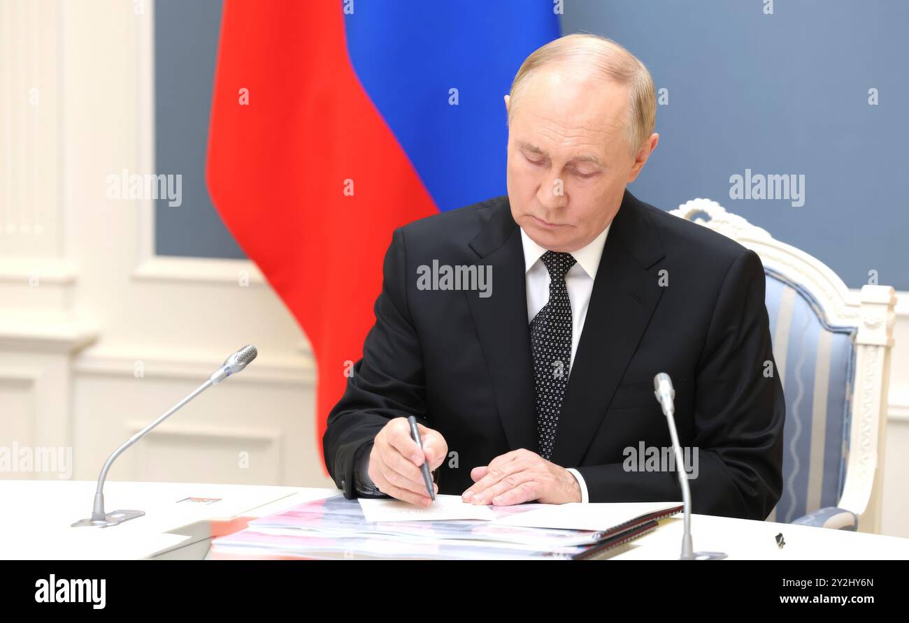 Moscou, Russie. 10 septembre 2024. Le président russe Vladimir Poutine prononce un discours à distance aux membres de l’exercice militaire stratégique « Ocean 2024 » depuis le Centre de situation présidentiel au Kremlin, le 10 septembre 2024 à Moscou, en Russie. L'exercice a lieu dans les océans Pacifique et Arctique et dans les mers Méditerranée, Caspienne et Baltique. Crédit : Alexander Kazakov/Kremlin Pool/Alamy Live News Banque D'Images