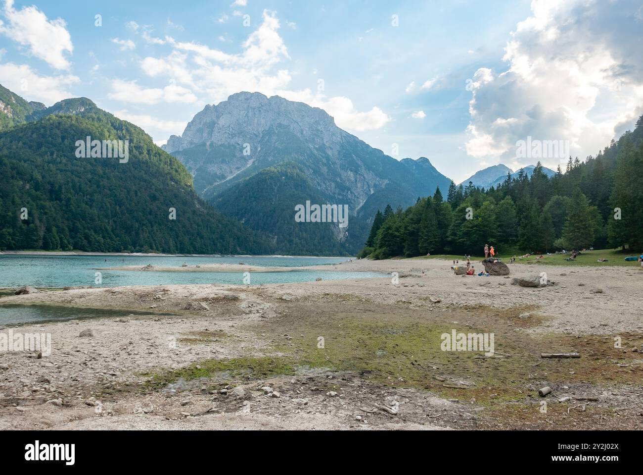 Le lac alpin de Predil dans le nord de l'Italie avec très peu d'eau après peu de précipitations Banque D'Images