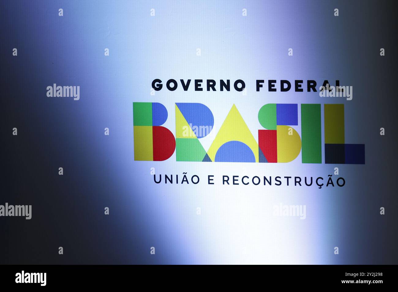 Logo du gouvernement brésilien sur le mur. Gouvernement du Brésil. Symbole et slogan du troisième mandat du président Lula, Union et reconstruction Banque D'Images