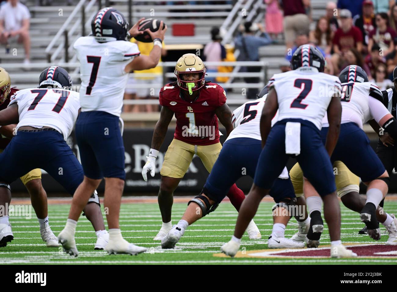 7 septembre 2024 ; Daveon Crouch (1), linebacker des Eagles de Boston College, regarde le ballon pendant la première mi-temps contre les Duquesne Dukes à Chestnut Hill, Massachusetts. Crédit obligatoire Eric Canha/CSM Banque D'Images