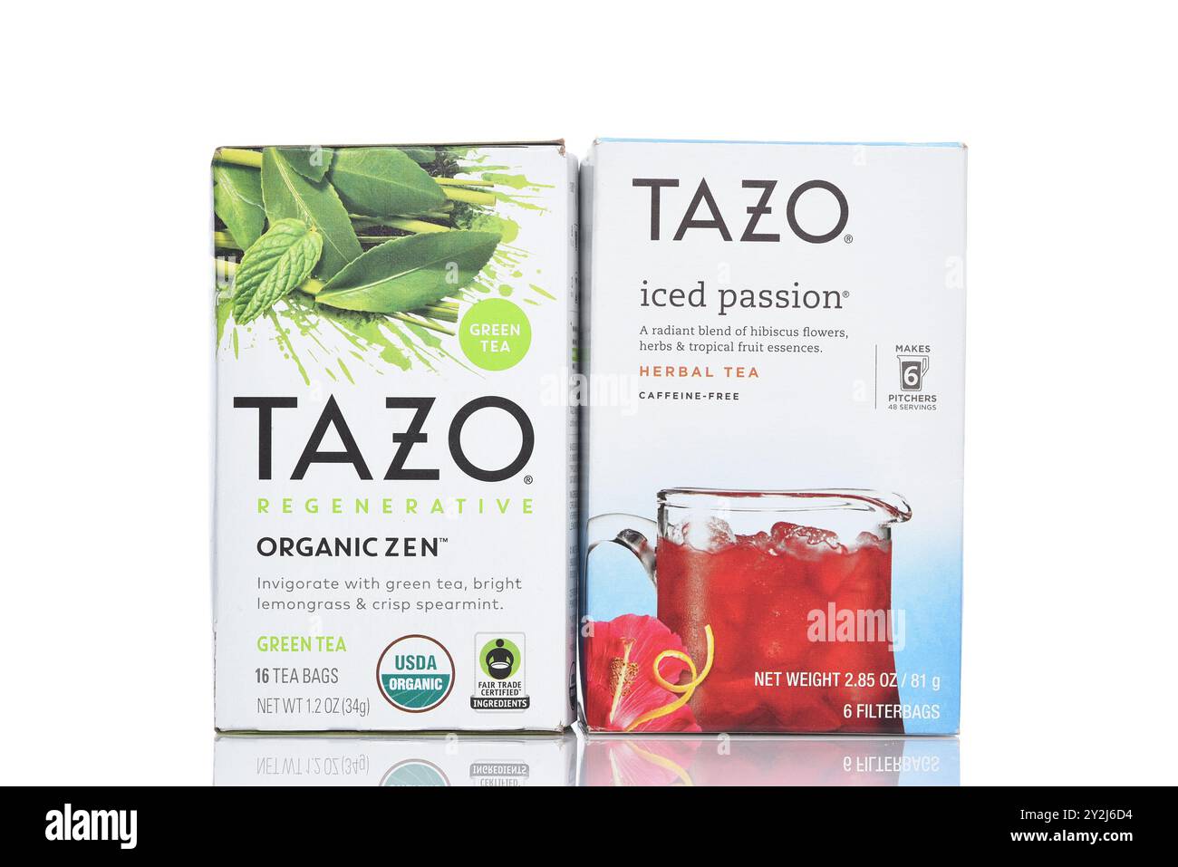 IRVINE, CALIFORNIE - 6 septembre 2024 : deux boîtes de tisanes Tazo, Organic Zen et Iced passion. Banque D'Images