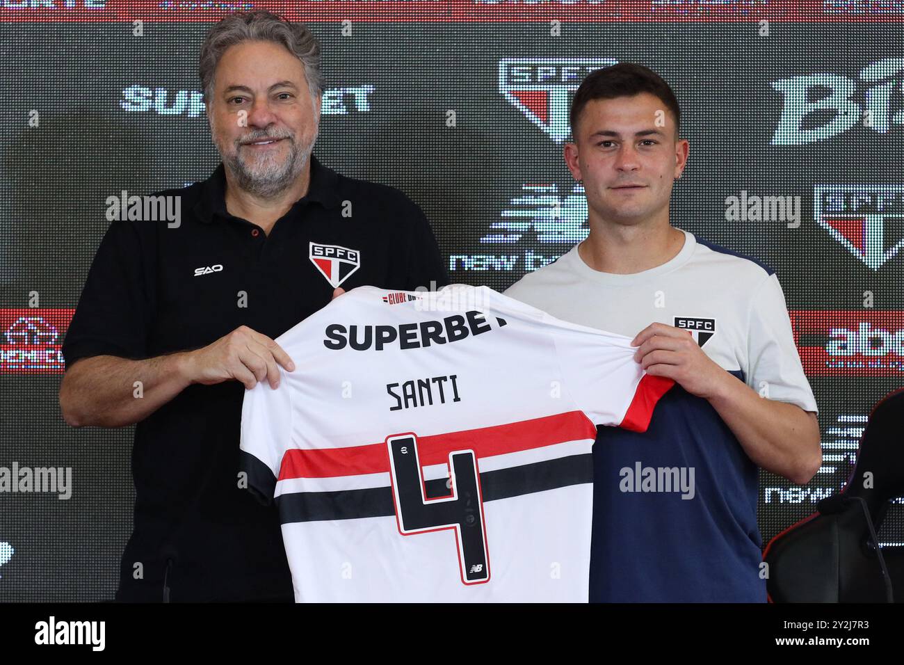 Présentation de la nouvelle signature du São Paulo FC, le milieu de terrain Santiago Longo, au Barra Funda Training Center, à l'ouest de São Paulo, ce mardi 10 août. Crédit : Brazil photo Press/Alamy Live News Banque D'Images