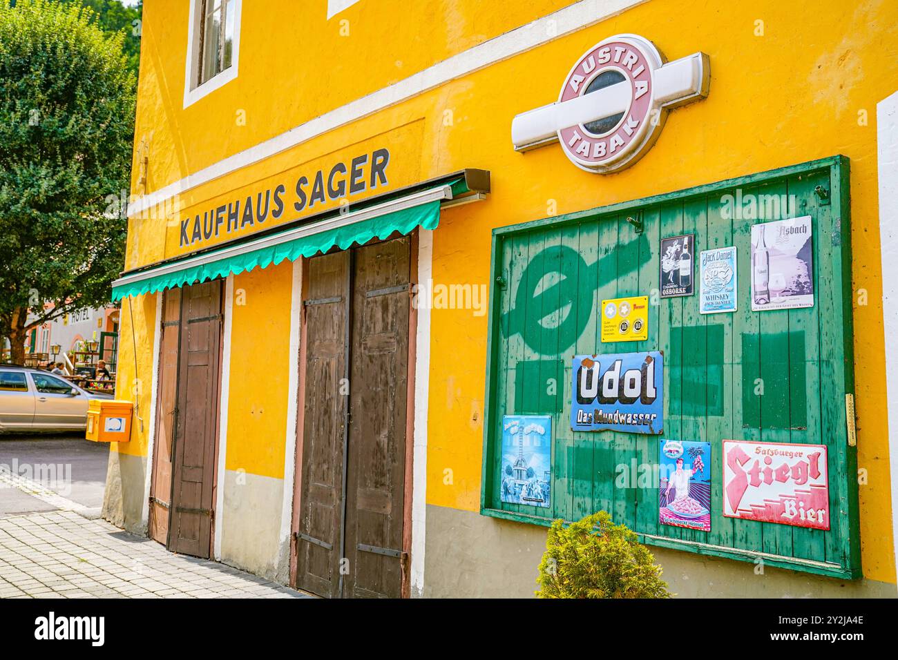 Kaufhaus Sager, nostalgisches Geschäft, historische Fassade, gelbe Hauswand, Murau, Österreich, traditionelles Ladenlokal, Autriche Tabak, Retro-Werbung, Ländlicher Einzelhandel, vintage-charme, Alte Reklameschilder, regionale Geschichte, Dorfleben, historisches Kaufhaus, lokale Kultur, Werbetafeln, Ländlicher Tourismus, regionale Identität, lokales Geschäft, traditionelles Handeln, Gemeinde Murau, Retro-Atmosphäre, historischer Einzelhandel, kulturelles Erbe. Murau West Parken Danemark *** Kaufhaus Sager, magasin nostalgique, façade historique, mur de maison jaune, Murau, Autriche, magasin traditionnel, au Banque D'Images