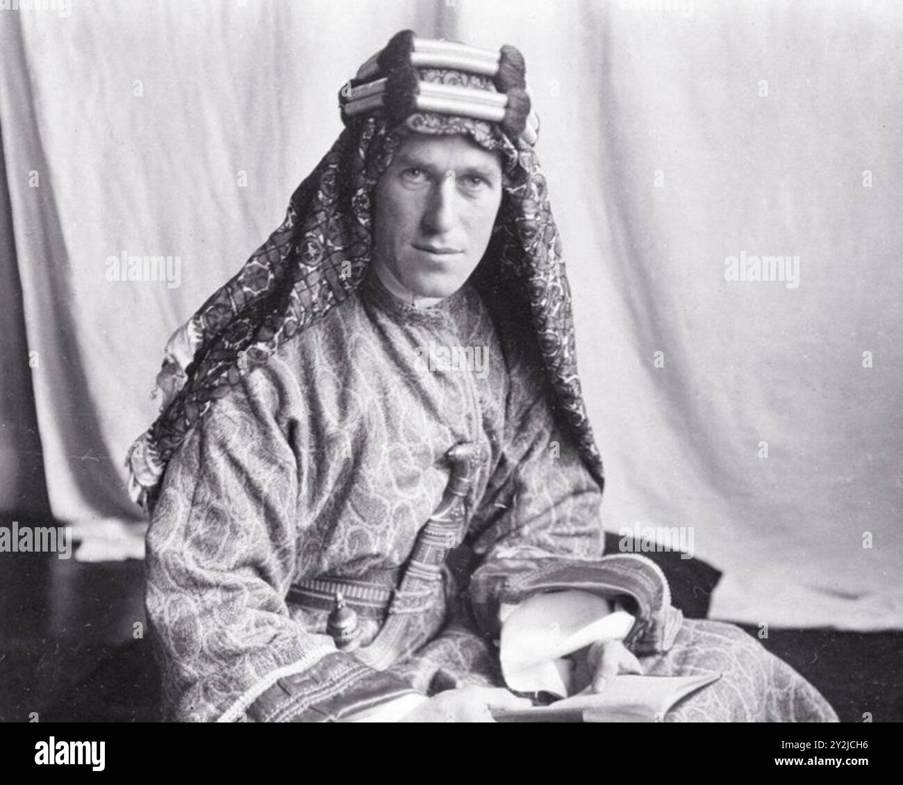 T.E. Lawrence, connu sous le nom de Lawrence d'Arabie, est vêtu de vêtements arabes traditionnels, reflétant sa profonde immersion dans la culture pendant la première Guerre mondiale Banque D'Images