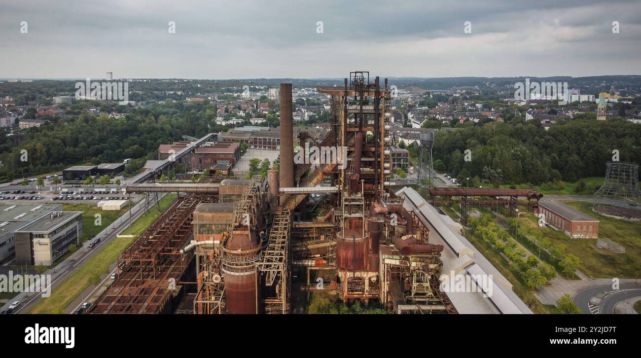 Industriebrache und Neubaugebiet Phoenix West à Dortmund. Dortmund Industriegebiet , Erholungsgebiet. Strittig ist ob der Alte Hochofen rückgebaut oder saniert werden soll. Der Standort Phoenix West ist das Symbol einer florierenden Metallindustrie in Dortmund. Der stillgelegte Hochofen zeugt von der einstigen Vorherrschaft der Region als Roheisenproduzent., Dortmund Nordrhein Westfalen Allemagne *** friche industrielle et nouvelle zone de développement Phoenix West à Dortmund zone industrielle de Dortmund , zone de loisirs il est contesté que l'ancien haut fourneau doive être démantelé ou rénové Banque D'Images