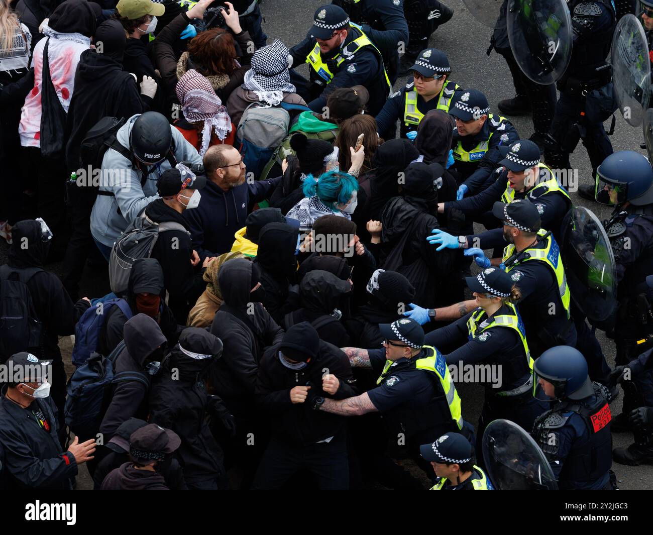 Melbourne, Australie. 11 septembre 2024. Des militants anti-guerre perturbent l'exposition sur les armes qui se tient au Melbourne Exhibition and Convention Centre à Melbourne. Crédit : Corleve/Alamy Live News Banque D'Images