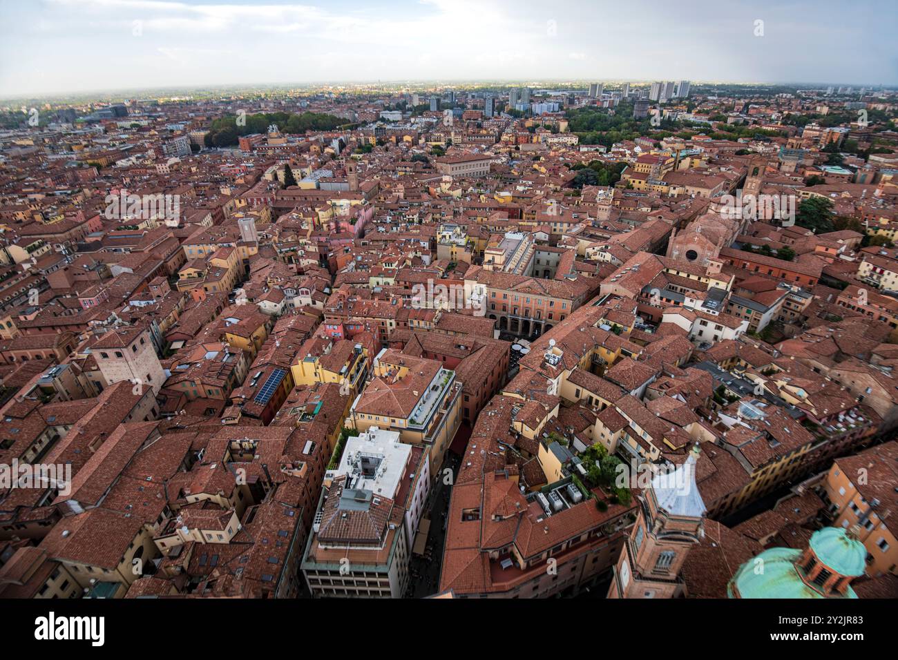 Bologne : vue panoramique aérienne de la vieille ville depuis le sommet de la Tour Asinelli. Italie. Banque D'Images