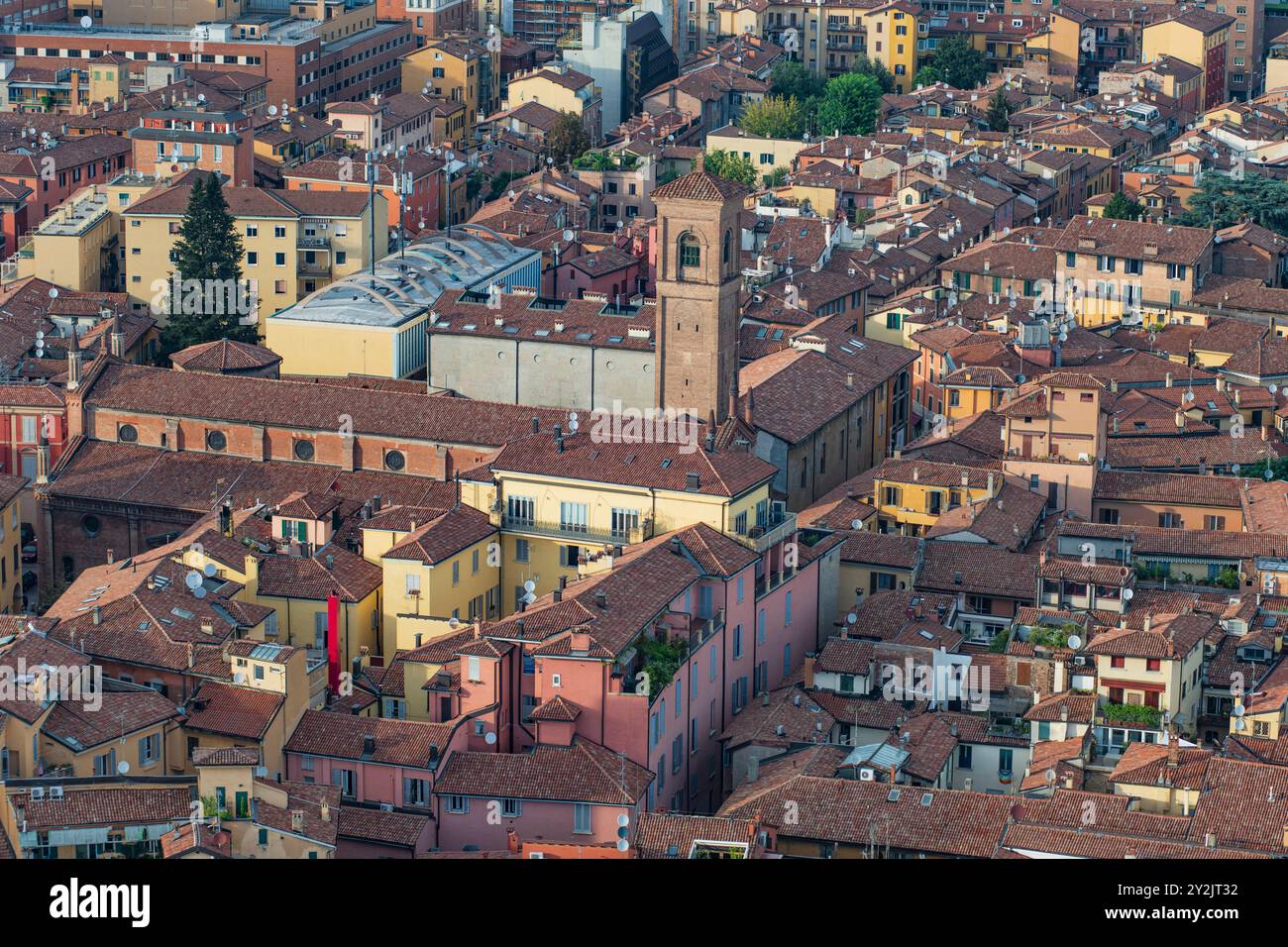 Bologne : vue panoramique aérienne de la vieille ville depuis le sommet de la Tour Asinelli. Italie. Banque D'Images