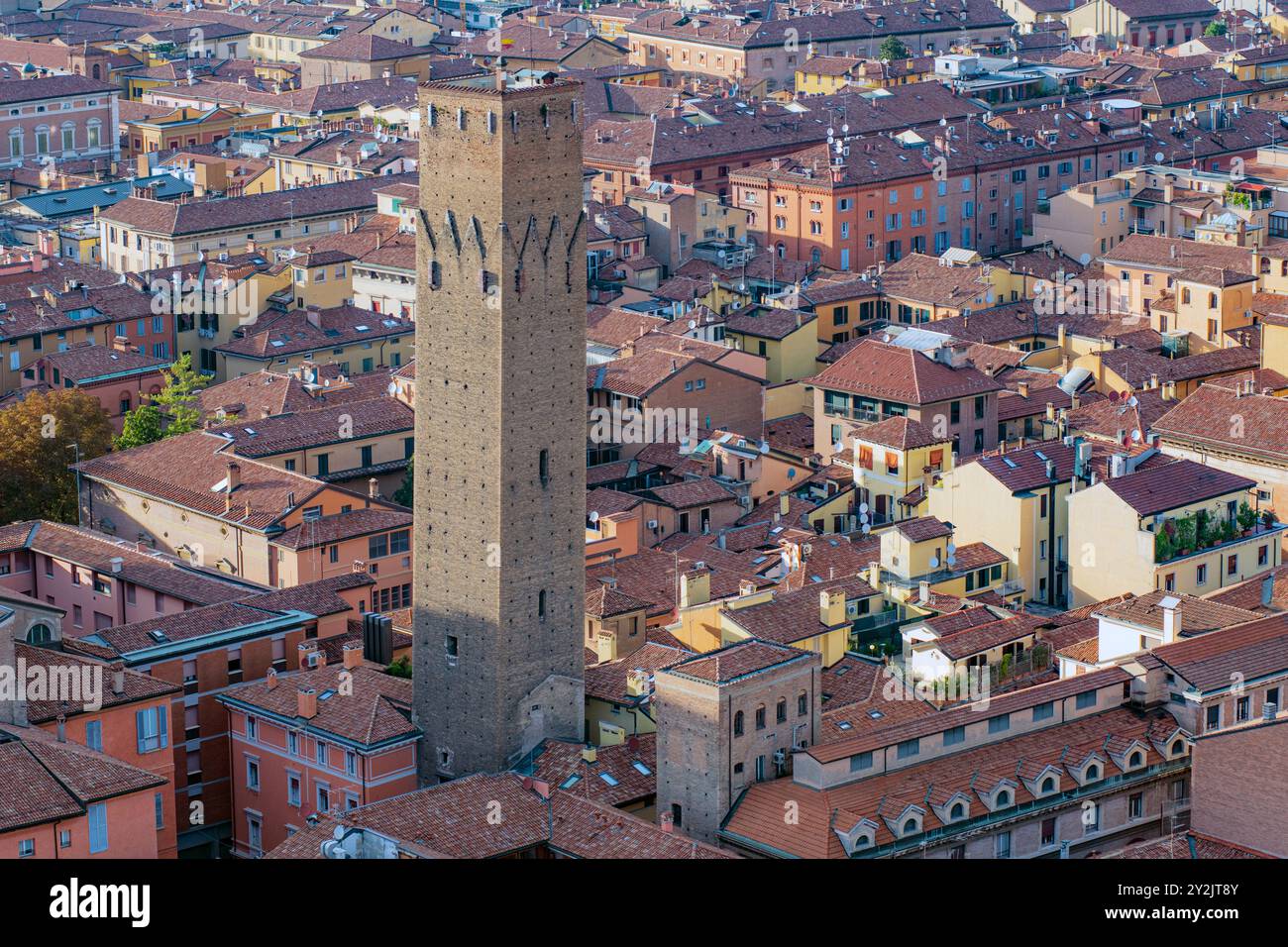 Bologne : vue panoramique aérienne de la vieille ville depuis le sommet de la Tour Asinelli. Italie. Banque D'Images