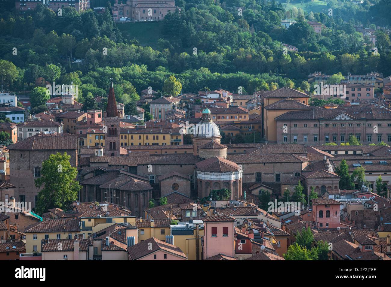 Bologne : vue panoramique aérienne de la vieille ville depuis le sommet de la Tour Asinelli. Italie. Banque D'Images