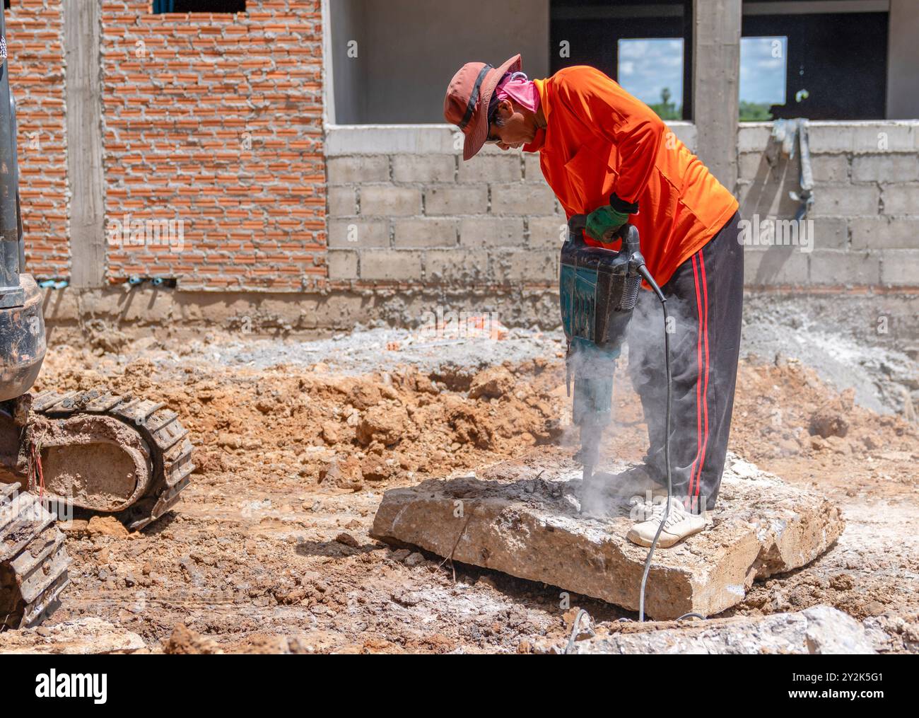 Travaux de réparation de routes avec marteau perforateur dans le chantier de construction. Banque D'Images