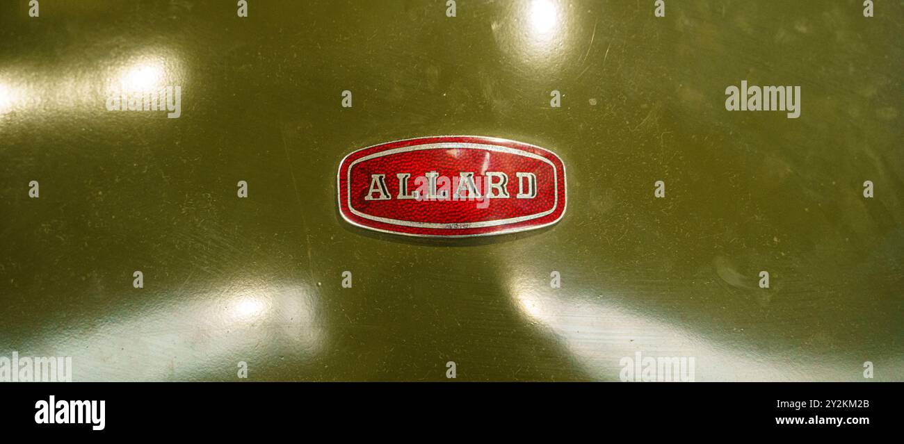 Logo Allard sur le capot de voiture vert olive. Photo de haute qualité Banque D'Images