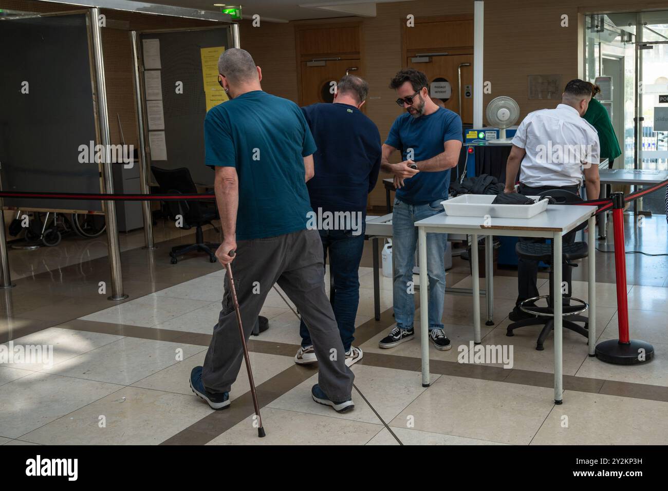 Florian Pelicot (au centre de l'avant) arrive à l'audience de l'après-midi au palais de justice d'Avignon, en France, le 10 septembre 2024. Pendant des années, elle perdait cheveux et poids. Elle avait commencé à oublier des jours entiers, et semblait parfois être dans des transes oniriques. Ses enfants et amis craignaient qu'elle ait Alzheimer Mais à la fin de 2020, après avoir été convoquée dans un poste de police dans le sud de la France, elle a appris une histoire beaucoup plus bouleversante. Son mari de 50 ans, Dominique Pelicot, avait écrasé des somnifères dans sa nourriture et ses boissons pour la mettre dans un sommeil profond, a déclaré la police, puis rapi Banque D'Images