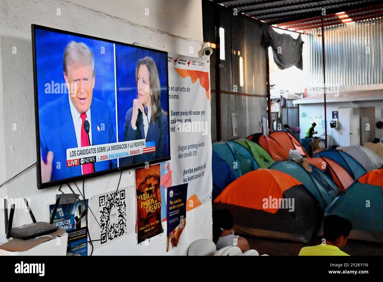 Tijuana, basse Californie, Mexique. 10 septembre 2024. Les migrants regardent le premier débat entre le vice-président américain Kamala Harris et l’ancien président américain Donald Trump, au refuge pour migrants Juventud 2000, à Tijuana, au Mexique, le mardi 10 septembre 2024. Lors de l'élection présidentielle américaine de 2024, l'immigration est un sujet brûlant tout au long de la campagne et un sujet que les deux candidats ont couvert pendant le débat ABC, car les deux candidats pendant leur mandat ont traité des questions de migration. Harris travaille sur la cause profonde de la migration dans les pays d'Amérique centrale alors qu'il est vice-président sous l'administration Biden Banque D'Images