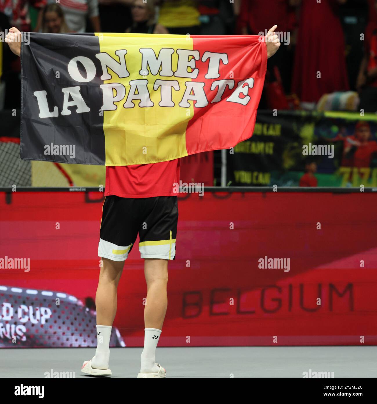 Bologne, Italie. 10 septembre 2024. Un drapeau belge avec un message "on met la patate" écrit dessus, photographié lors d'un double match entre le duo hollandais Haase/Koolhof et le duo belge Gille/Vliegen, le troisième match de la phase de groupes A De La Coupe Davis finale entre les pays-Bas et la Belgique, mardi 10 septembre 2024, à l'Unipol Arena, à Bologne, en Italie. Le score est un nul 1-1 avant le troisième et dernier match. BELGA PHOTO BENOIT DOPPAGNE crédit : Belga News Agency/Alamy Live News Banque D'Images