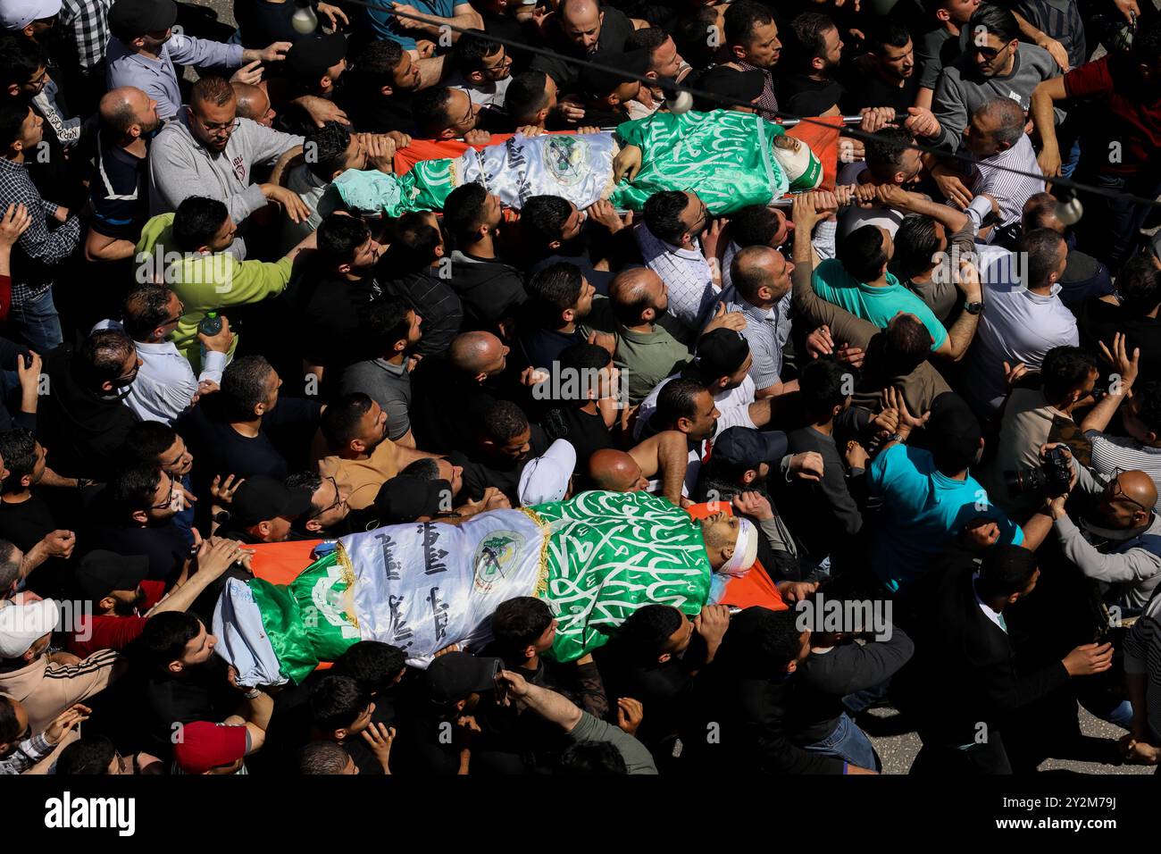 Cisjordanie, Palestine. 04 mai 2023. Les personnes en deuil portent le corps de trois Palestiniens tués par les forces israéliennes lors d'un raid dans la ville de Naplouse en Cisjordanie jeudi matin. Les Palestiniens Hassan Qatnani, Moaz al-Masri et Ibrahim Jabr ont été tués par des balles réelles israéliennes alors que l'armée israélienne et des unités d'infiltration attaquaient la vieille ville de Naplouse. Selon les services de renseignement israéliens, les hommes palestiniens étaient responsables d'une fusillade le 7 avril, visant une voiture de colons au nord de Jéricho, dans laquelle deux sœurs de colons sont mortes et leur mère est décédée plus tard des suites de ses blessures Banque D'Images