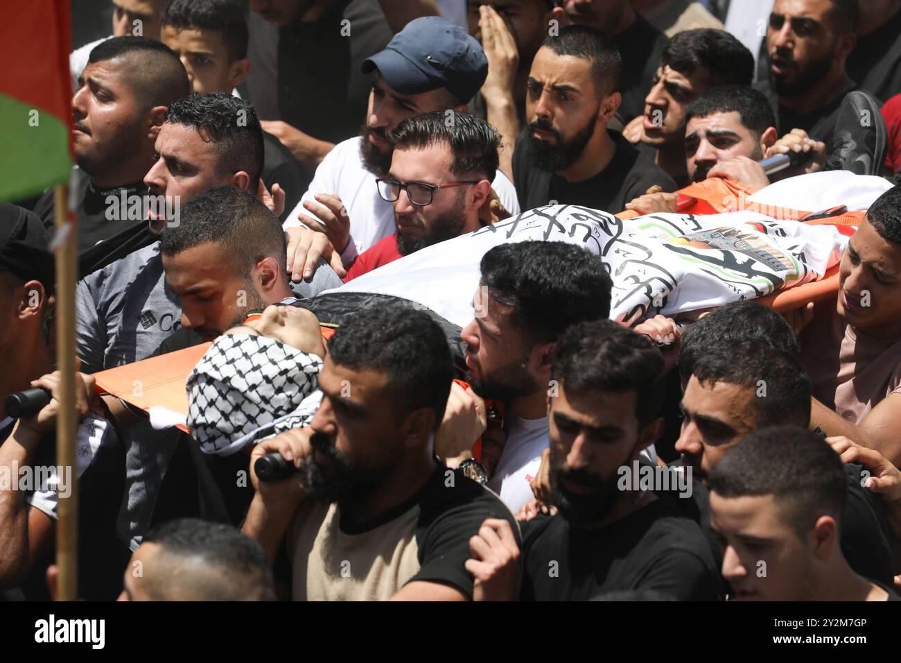 Djénine, Cisjordanie Palestine. 5 juillet 2023. Des milliers de personnes en deuil prennent part aux funérailles de Palestiniens tués à Djénine et dans le camp de réfugiés de Djénine pendant l'opération militaire prolongée d'Israël dans le nord de la Cisjordanie. Douze Palestiniens ont été tués depuis qu'Israël a lancé lundi un assaut majeur sur le camp de réfugiés de Djénine, avec un soldat israélien également tué dans l'opération Banque D'Images