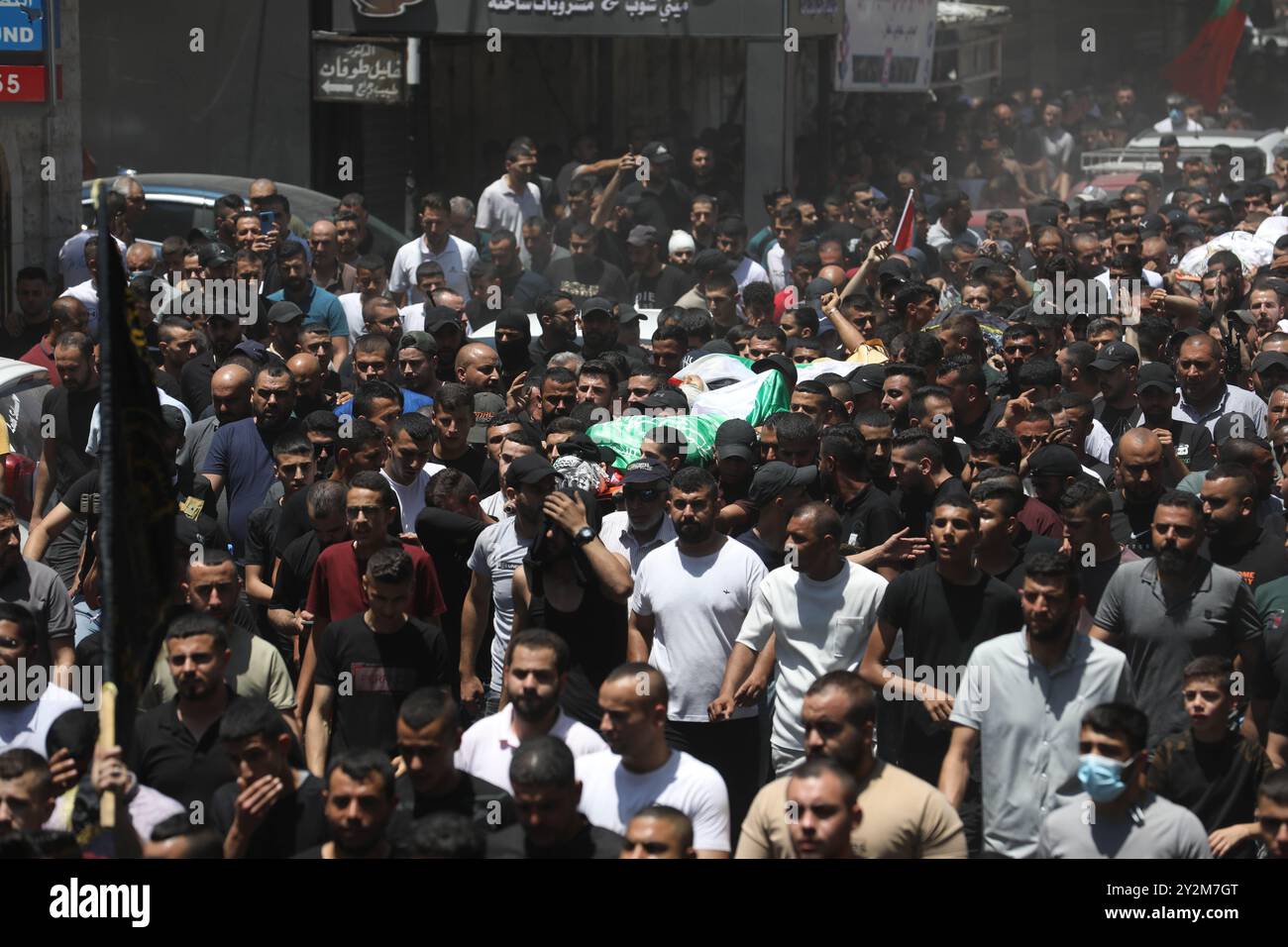 Djénine, Cisjordanie Palestine. 5 juillet 2023. Des milliers de personnes en deuil prennent part aux funérailles de Palestiniens tués à Djénine et dans le camp de réfugiés de Djénine pendant l'opération militaire prolongée d'Israël dans le nord de la Cisjordanie. Douze Palestiniens ont été tués depuis qu'Israël a lancé lundi un assaut majeur sur le camp de réfugiés de Djénine, avec un soldat israélien également tué dans l'opération Banque D'Images