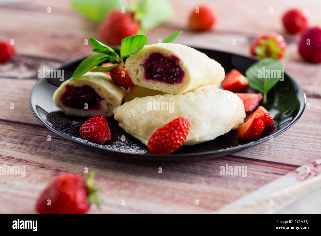 boulettes cuites sucrées maison cuites à la vapeur avec des fraises. Banque D'Images