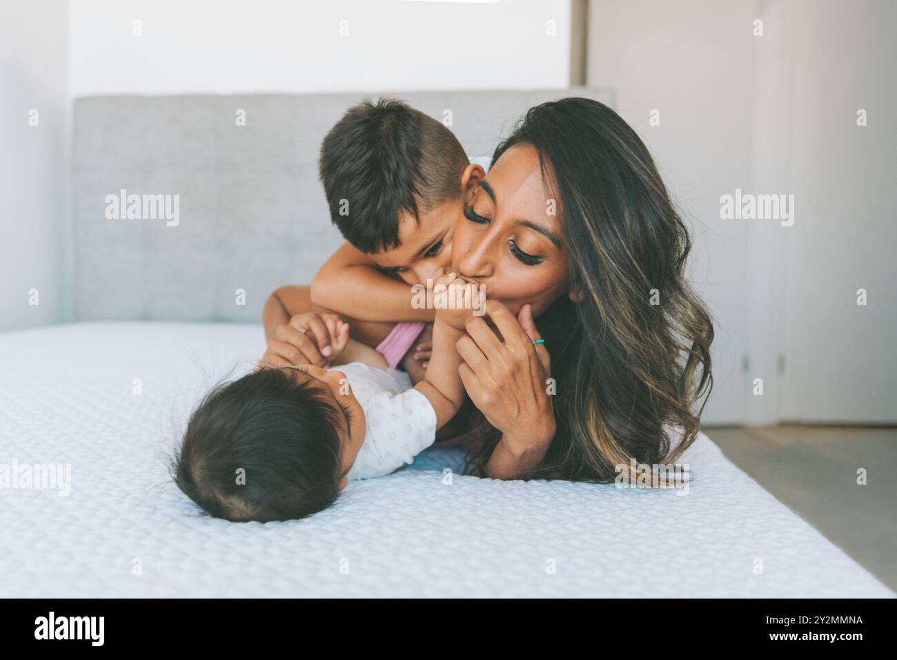 Une mère indienne jouant avec ses enfants à la maison. Banque D'Images