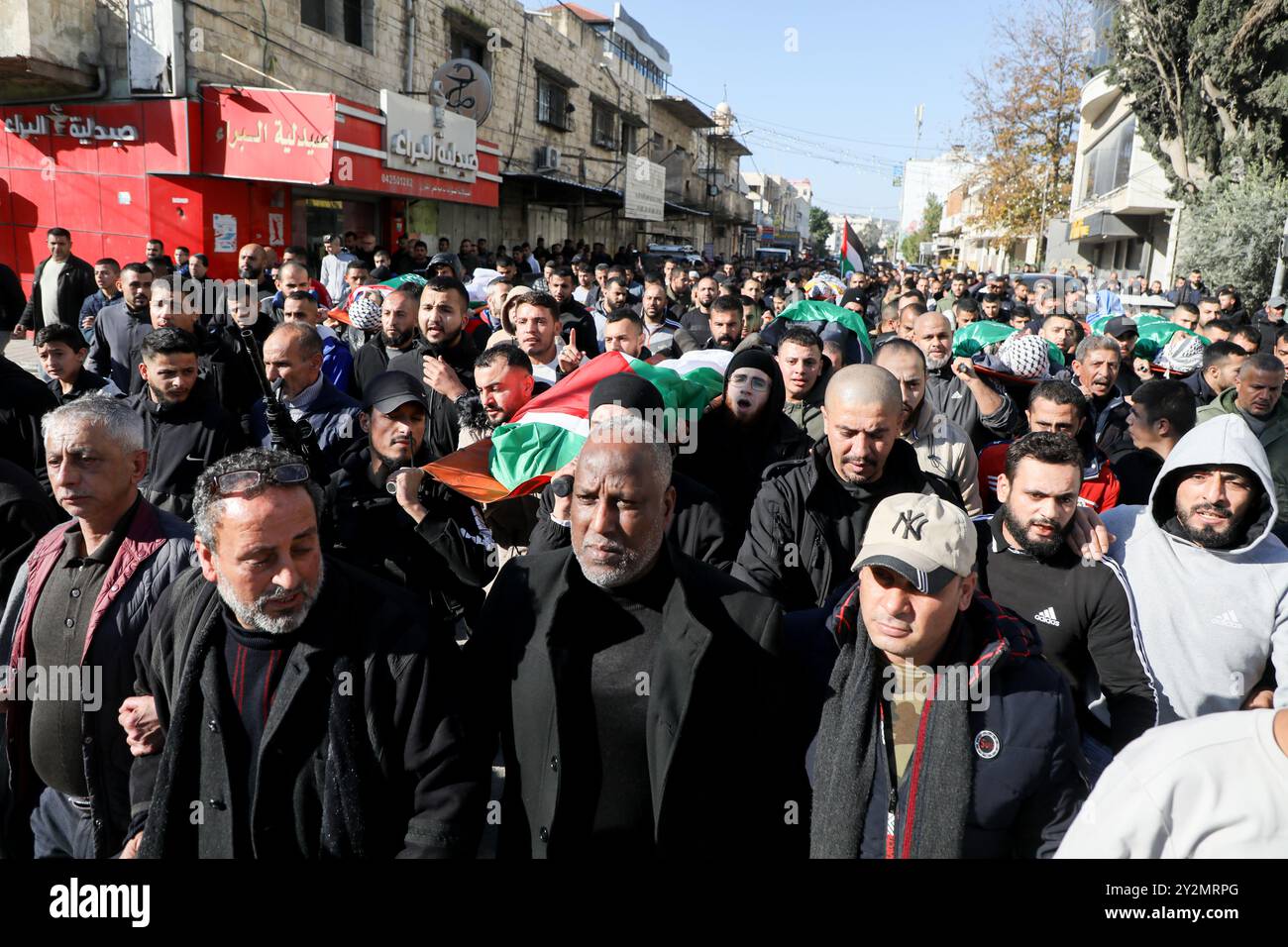 Djénine, Cisjordanie, Palestine. 07 décembre 2024. Cortège funèbre à Djénine de six Palestiniens tués dans une attaque de drone israélienne dans le village d'Ash-Shuhada au sud de Djénine. L'attaque par drone a eu lieu pendant l'incursion israélienne dans le camp de réfugiés palestiniens de Djénine, en Cisjordanie Banque D'Images