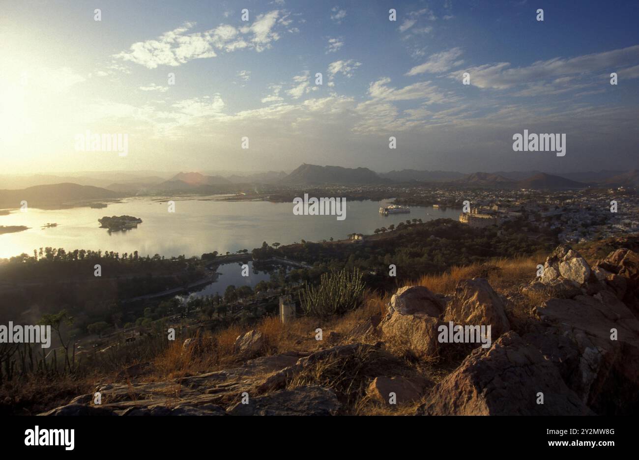 Une vue du palais Jagmandir sur le lac Pichhola dans la ville d'Udaipur dans la province du Rajasthan en Inde. Inde, Udaipur, janvier 1998 Banque D'Images