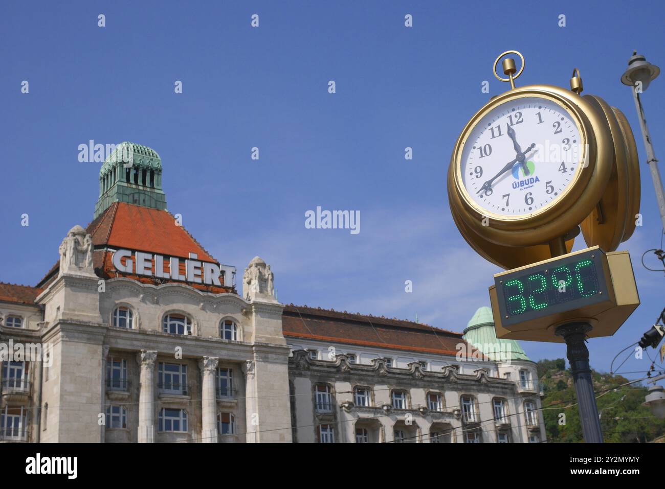 Hôtel Gellert avec horloge et jauge de température, Budapest, Hongrie Banque D'Images