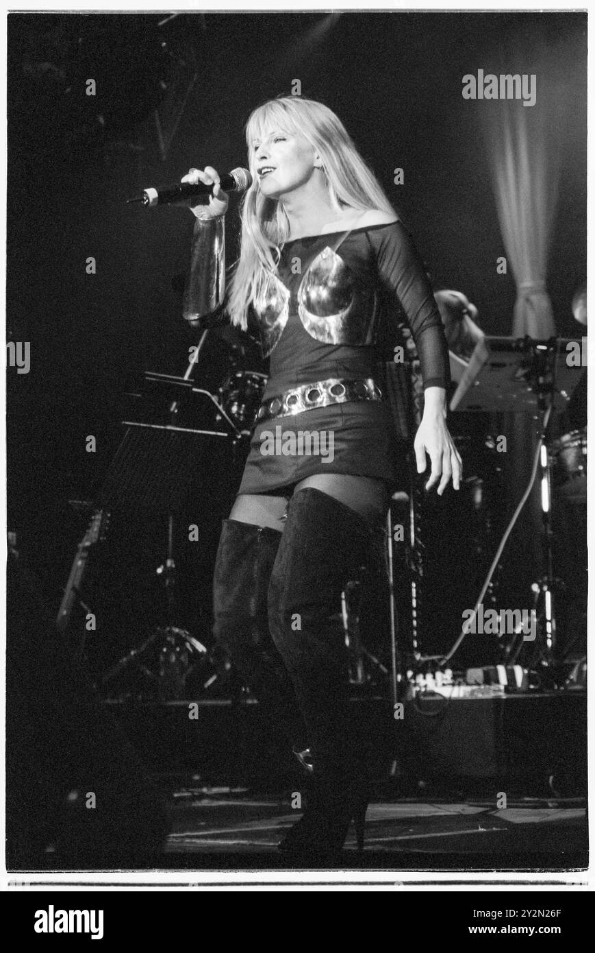 TOYAH, CONCERT, 2002 : L'icône punk Toyah Wilcox jouant en live dans une cuirasse en acier, une mini-jupe et des bottes hautes sur la cuisse au Cardiff International Arena à Cardiff, pays de Galles, Royaume-Uni le 18 avril 2002. Photo : Rob Watkins. INFO : Toyah Willcox, connue sous le nom de Toyah, est une chanteuse, actrice et présentatrice britannique. Prenant de l'importance à la fin des années 70 et 80, sa présence sur scène vibrante et sa carrière diversifiée englobent la musique pop, le cinéma et le théâtre, l'établissant comme une artiste aux multiples facettes et emblématique. Elle est apparue dans Strictly Come Dancing en 2024. Banque D'Images