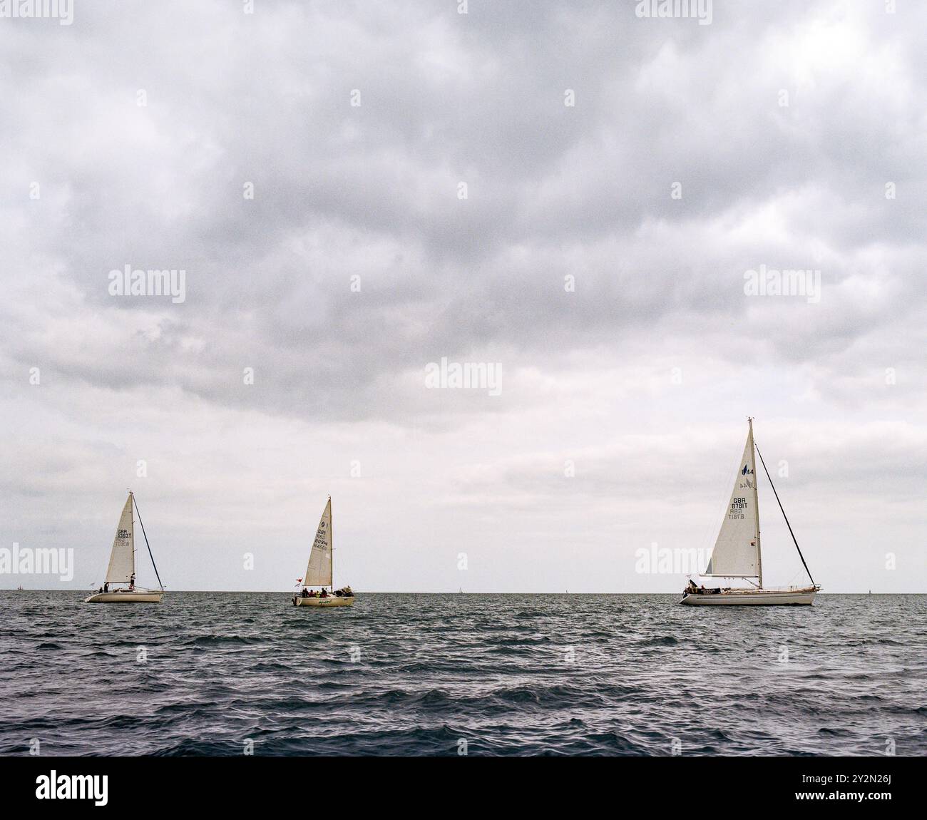 Bateaux à voile près de Brixham, Devon, Angleterre, Royaume-Uni. Banque D'Images