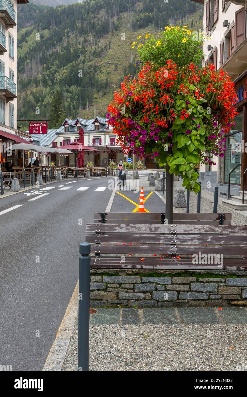 Chamonix Mont-Blanc, France - 4 octobre 2019 : La vue de la rue et de la gare dans le centre de la célèbre station de ski dans les Alpes Banque D'Images