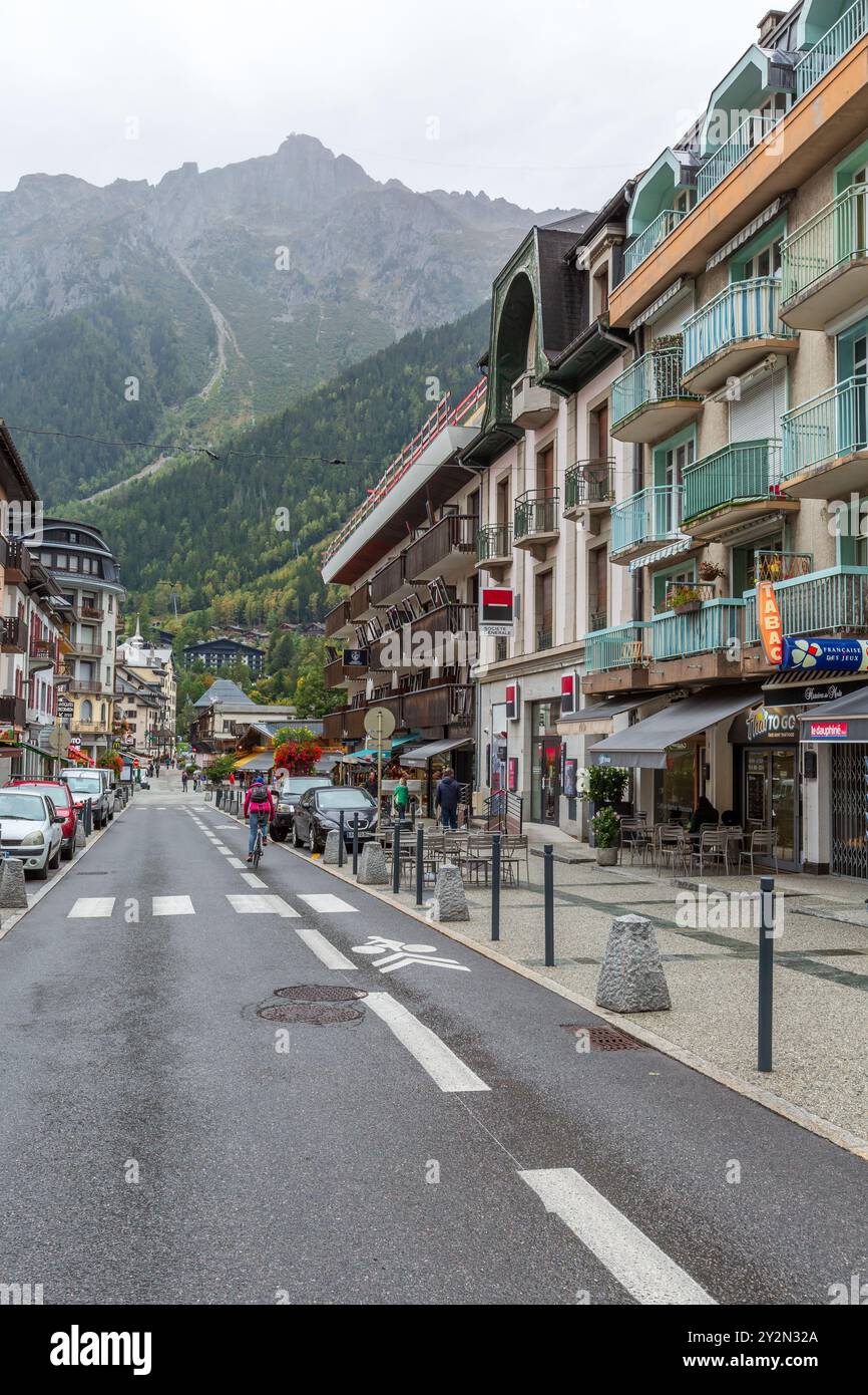 Chamonix Mont-Blanc, France - 4 octobre 2019 : Street View dans le centre de la célèbre station de ski dans les Alpes Banque D'Images