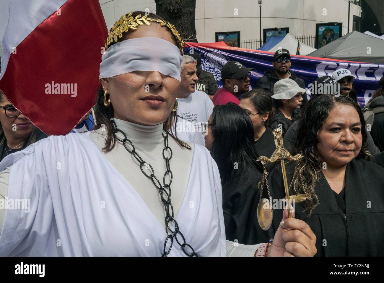 Une femme habillée en «justice» manifeste devant le Sénat mexicain où la nouvelle loi sur la réforme judiciaire est discutée. Les protestations qui secouent le Mexique sont une réponse directe à la proposition de réforme judiciaire présentée par le président Andrés Manuel López Obrador. Cette réforme, qui vise à modifier la structure et le fonctionnement du pouvoir judiciaire, a suscité une vague de critiques et de mobilisations de la part de divers secteurs de la société. Surtout des travailleurs du système de justice qui disent que cette réforme menace l'indépendance judiciaire : les critiques soutiennent que la réforme a cherché à soumettre le soutien-gorge judiciaire Banque D'Images