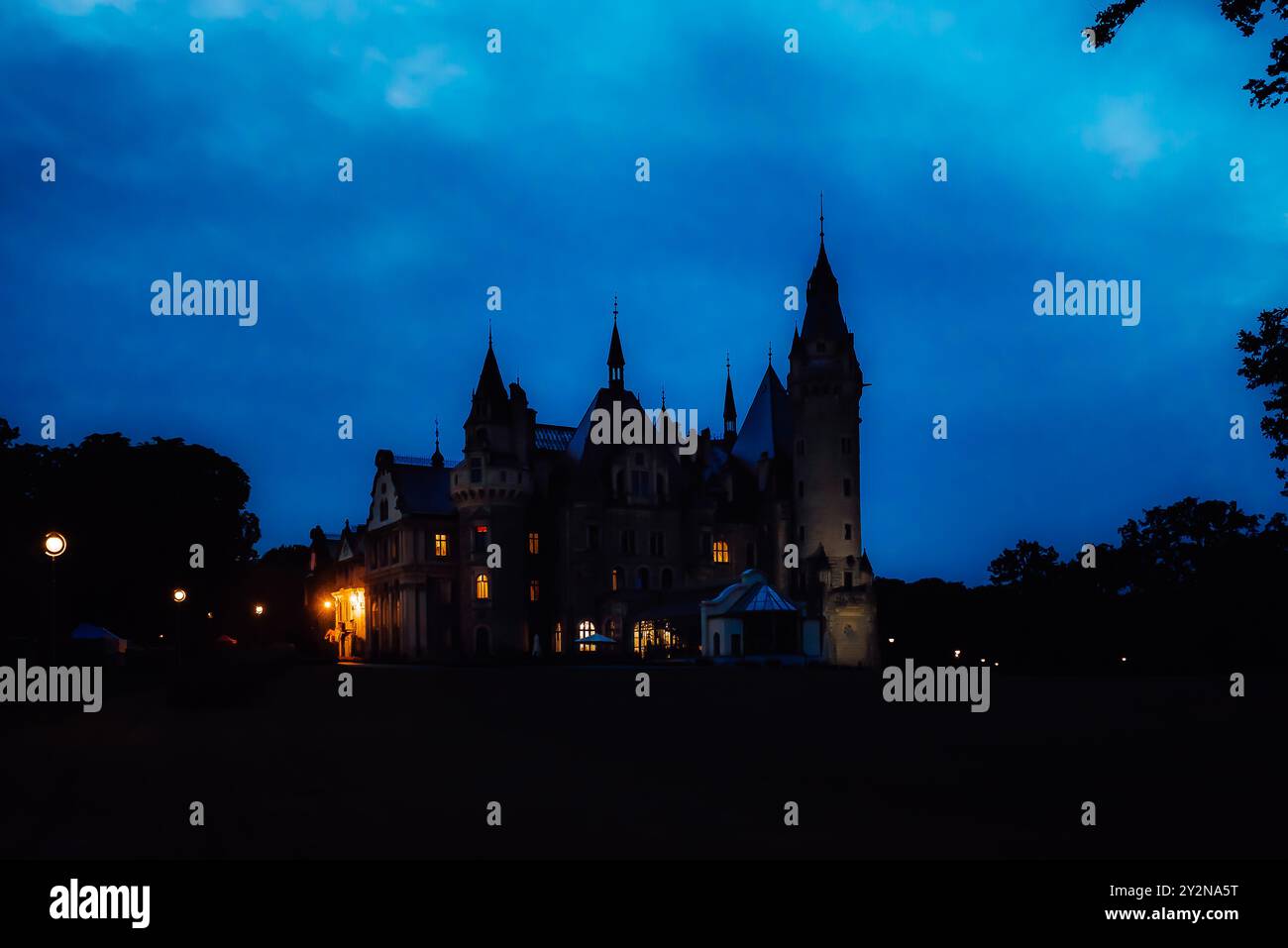 Vieux château polonais dans le village de moszna dans les lumières de la nuit Banque D'Images