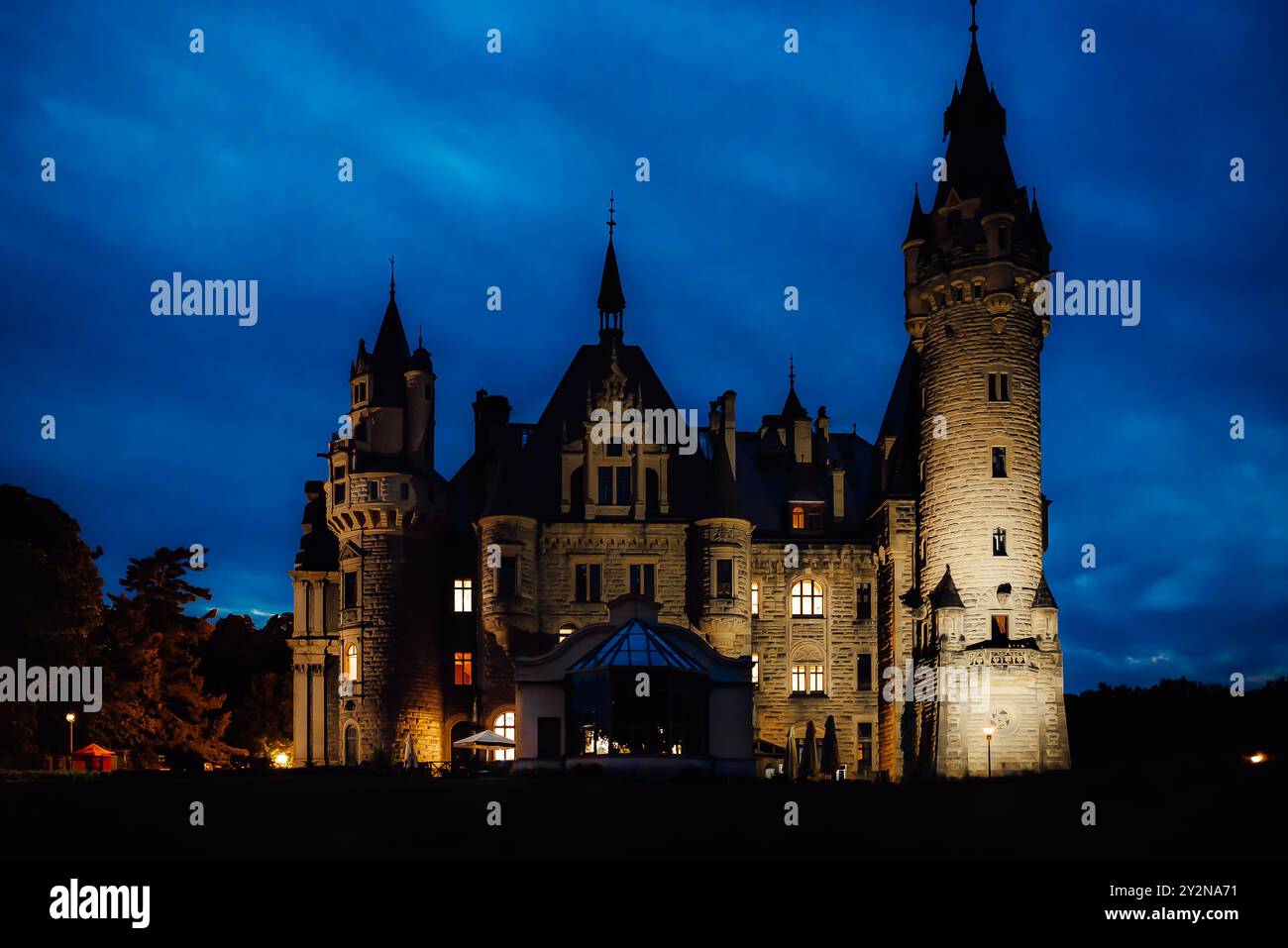 Vieux château polonais dans le village de moszna dans les lumières de la nuit Banque D'Images