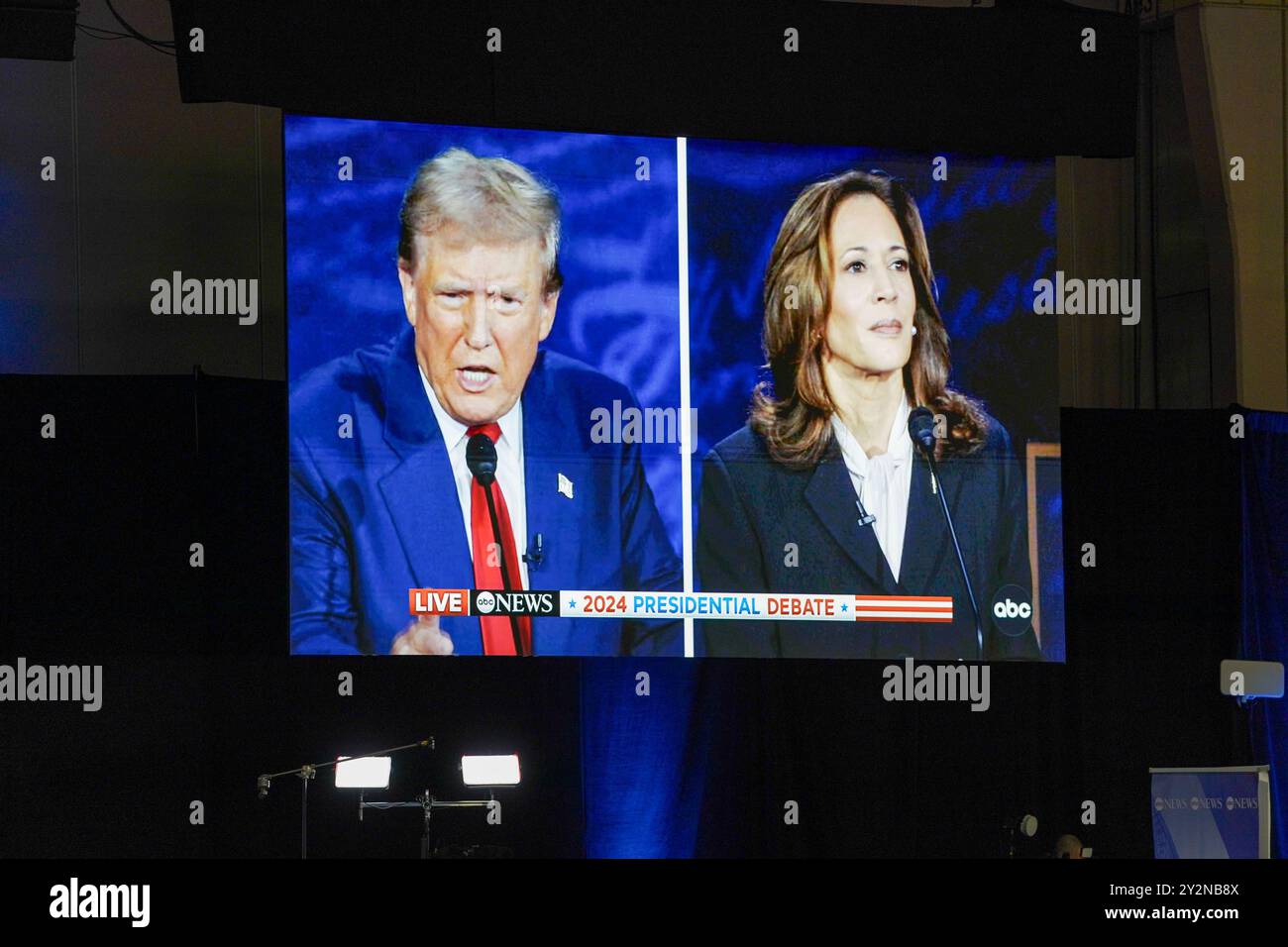 Ambiance dans la salle de dépôt des médias pendant le débat présidentiel ABC News entre Donald Trump et Kamala Harris le 10 septembre 2024 à Philadelphie, Pennsylvanie, États-Unis. (Photo de Julia Beverly/Alamy Live News) Banque D'Images