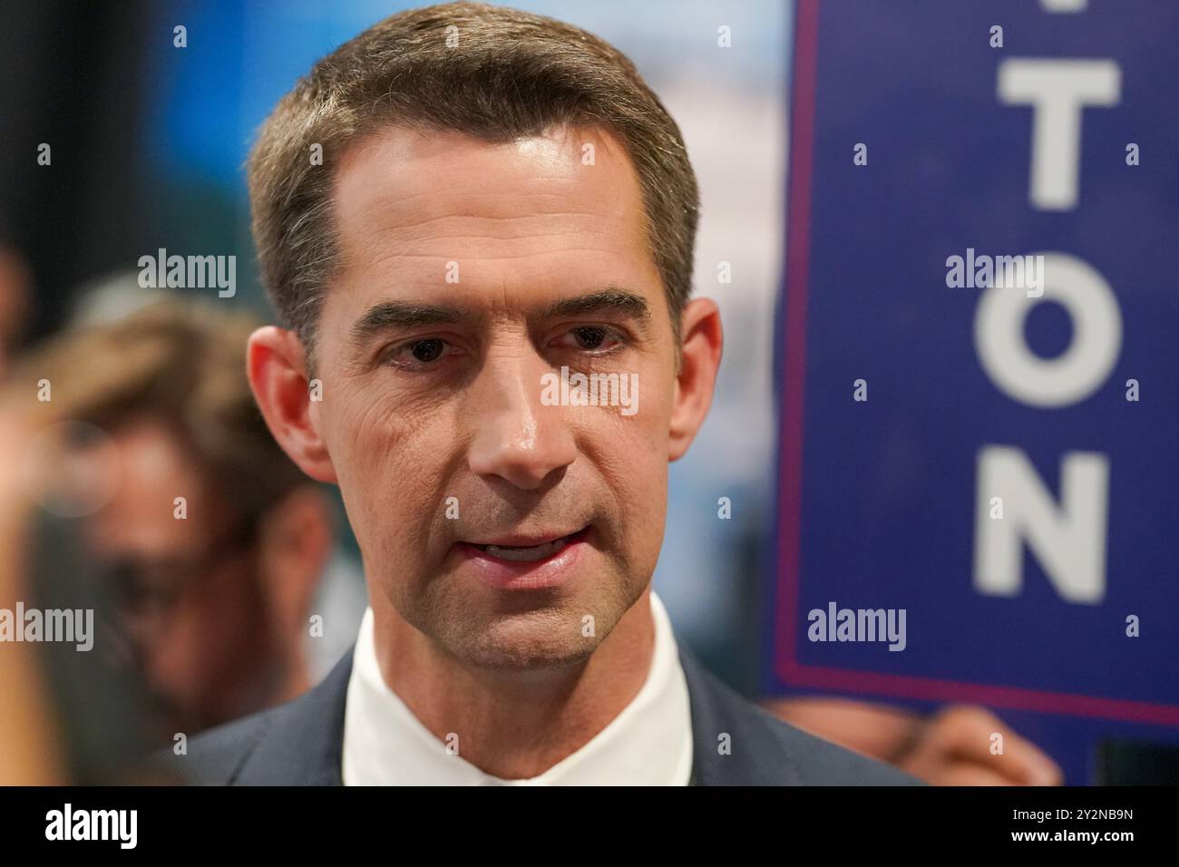 Tom Cotton parle avec les médias dans la salle de tournage immédiatement après le débat présidentiel ABC News le 10 septembre 2024 à Philadelphie, Pennsylvanie, États-Unis. (Photo de Julia Beverly/Alamy Live News) Banque D'Images