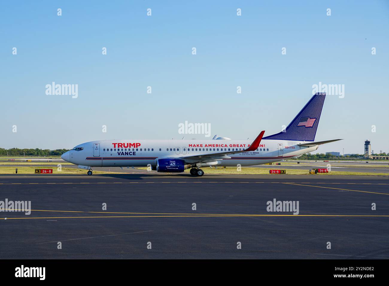 Le candidat républicain au poste de vice-président des États-Unis, le sénateur de l'Ohio JD Vance, arrive à l'aéroport international de Philadelphie le 10 septembre 2024, à Philadelphie, en Pennsylvanie, aux États-Unis. (Photo de Julia Beverly/Alamy Live News) Banque D'Images