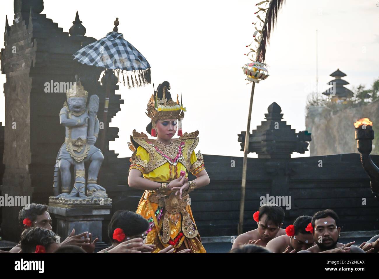 Actrice balinaise jouant la danse typique du Kecak sur une scène du temple Uluwatu à Bali, en Indonésie Banque D'Images Actrice balinaise jouant la danse typique du Kecak sur une scène du temple Uluwatu à Bali, en Indonésie Banque D'Images
