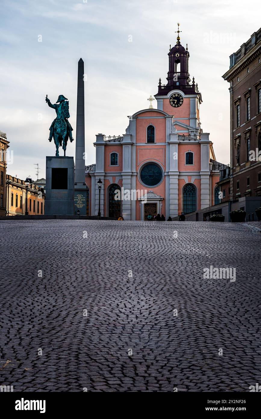 Stockholm, Suède. Statue de l'ancien roi suédois Karl XIV Johan assis sur un cheval près de Grande Eglise ou l'église de Saint-Nicolas et Palais Royal. Famou Banque D'Images