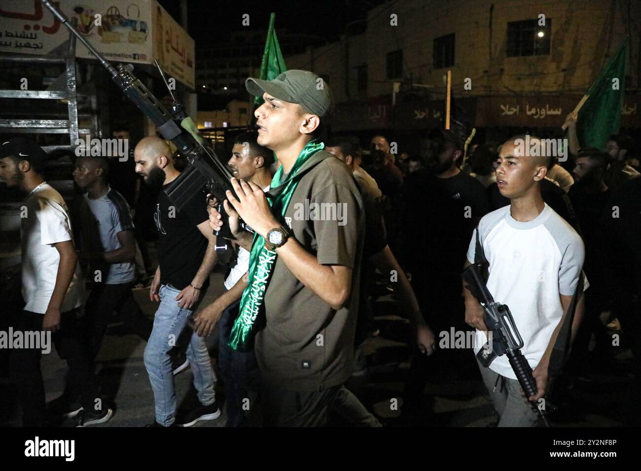 . Djénine, Cisjordanie, Palestine. 31 juillet 2024. Des militants palestiniens armés manifestent à Djénine pour condamner l'assassinat du dirigeant politique du Hamas Ismail Haniyeh à Téhéran mercredi. Les manifestants ont hissé des drapeaux et des banderoles du Hamas et scandé en soutien à la résistance palestinienne et contre l'occupation israélienne, alors qu'ils marchaient à Djénine. Des manifestations similaires ont eu lieu dans plusieurs villes de Cisjordanie. Haniyeh était en Iran pour assister à l'investiture de Massoud Pezeskian en tant que nouveau président du pays lorsqu'il a été tué dans une grève pour laquelle le Hamas a blâmé ISR Banque D'Images