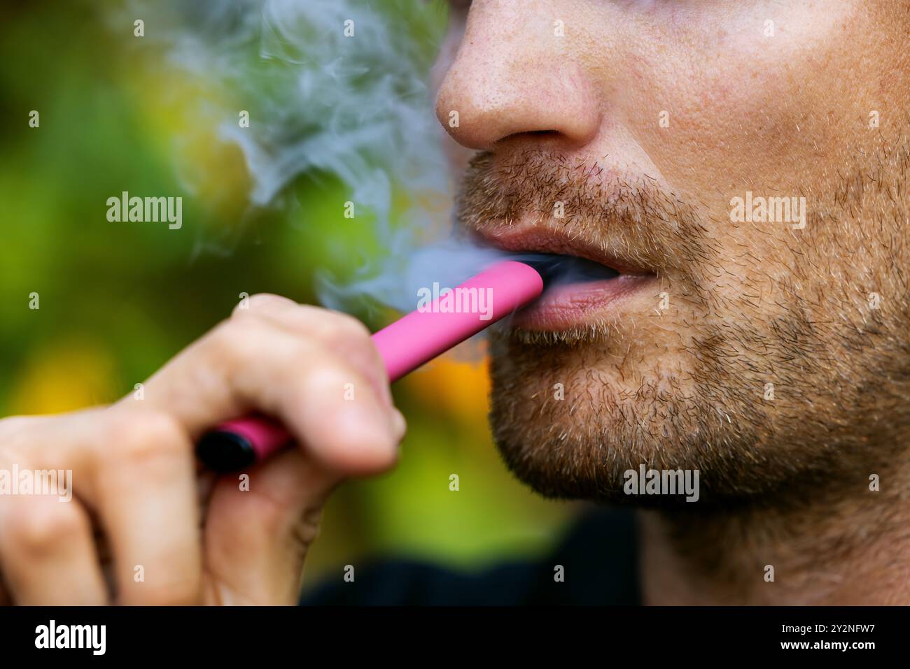 elfbar nachfüll pod läuft aus Boîte À Fumer En Verre À L'aéroport D'Abu Dhabi, Pièce Isolée Avec Murs  Transparents Et Climatisation Pour Fumer Des Cigarettes, Abu Dhabi, Émirats  Arabes Unis, 01 22 2023 Banque D'Images et Photos main image 1