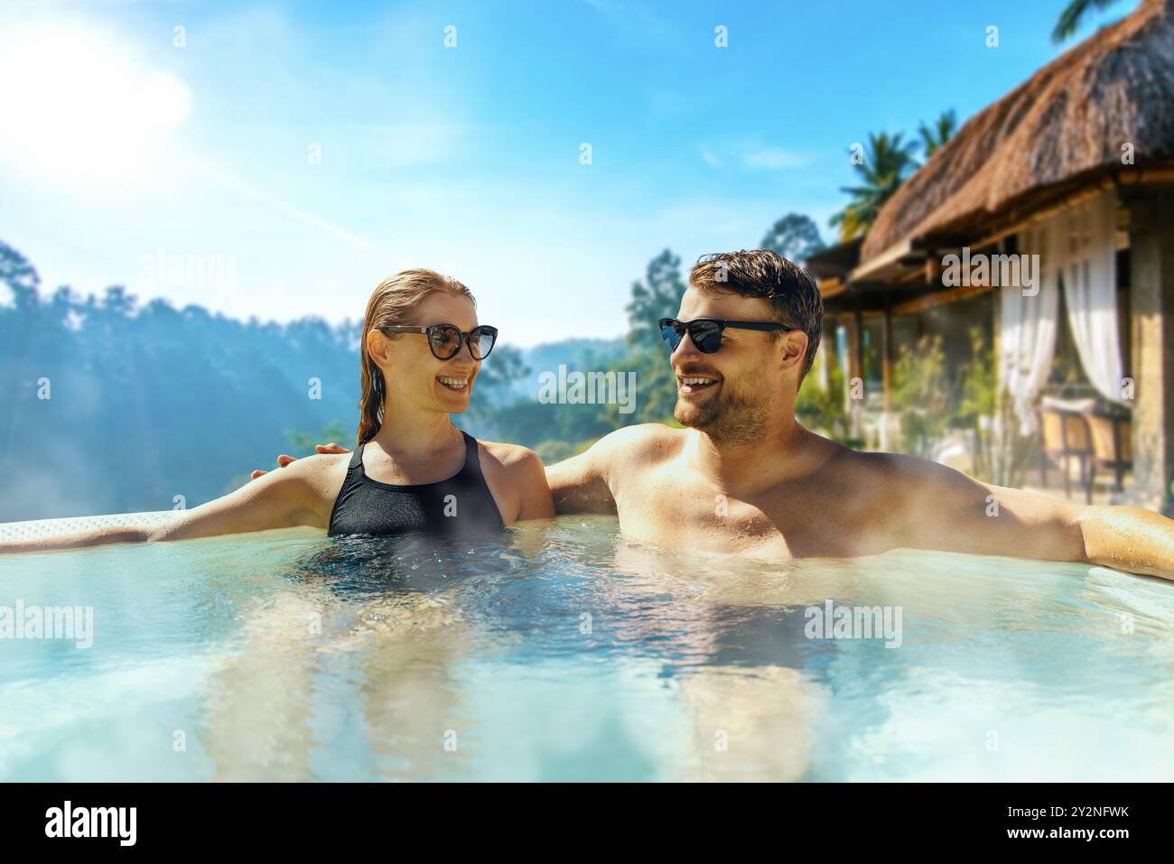 Couple se relaxant dans un bain à remous à la villa de luxe dans la jungle à Bali. escapade romantique Banque D'Images