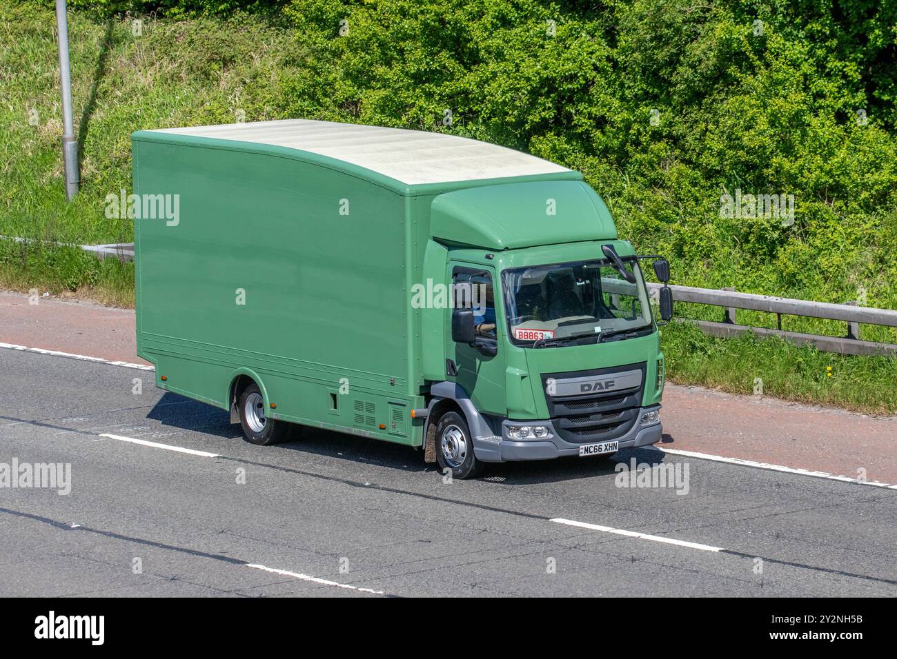 2016 Green DAF LF Box Van ; automobile sur l'autoroute M6 près de Manchester, Royaume-Uni Banque D'Images 2016 Green DAF LF Box Van ; automobile sur l'autoroute M6 près de Manchester, Royaume-Uni Banque D'Images