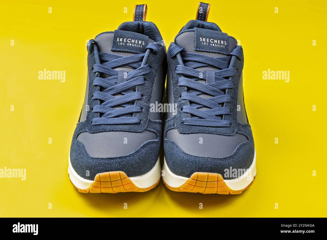 Chaussures de sport de marque Skechers, gros plan, sur fond jaune Banque D'Images