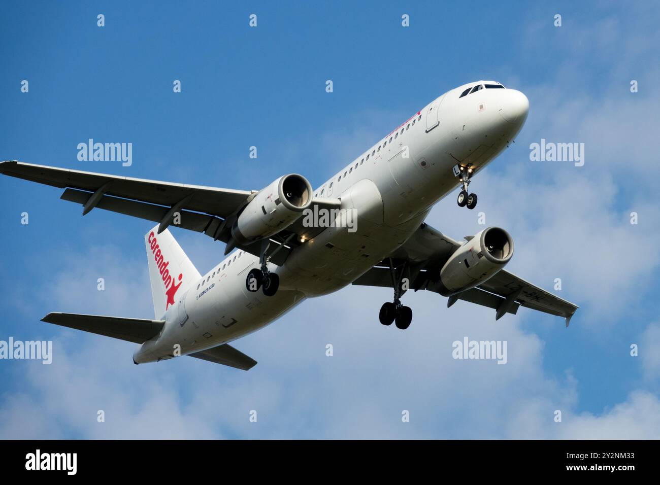 Avion commercial de passagers en vol contre un ciel bleu avec des nuages dispersés Corendon Airlines avion Airbus A320 Banque D'Images