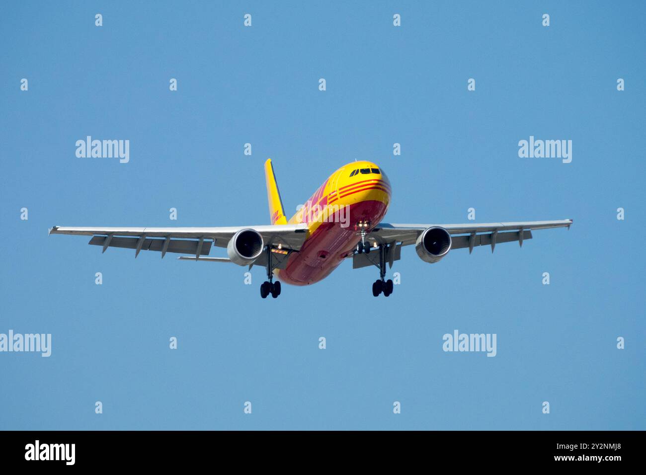 Un avion cargo Airbus A300 avec la marque d'avion DHL approchant l'atterrissage avec un ciel bleu clair en arrière-plan Allemagne Leipzig Europe Banque D'Images
