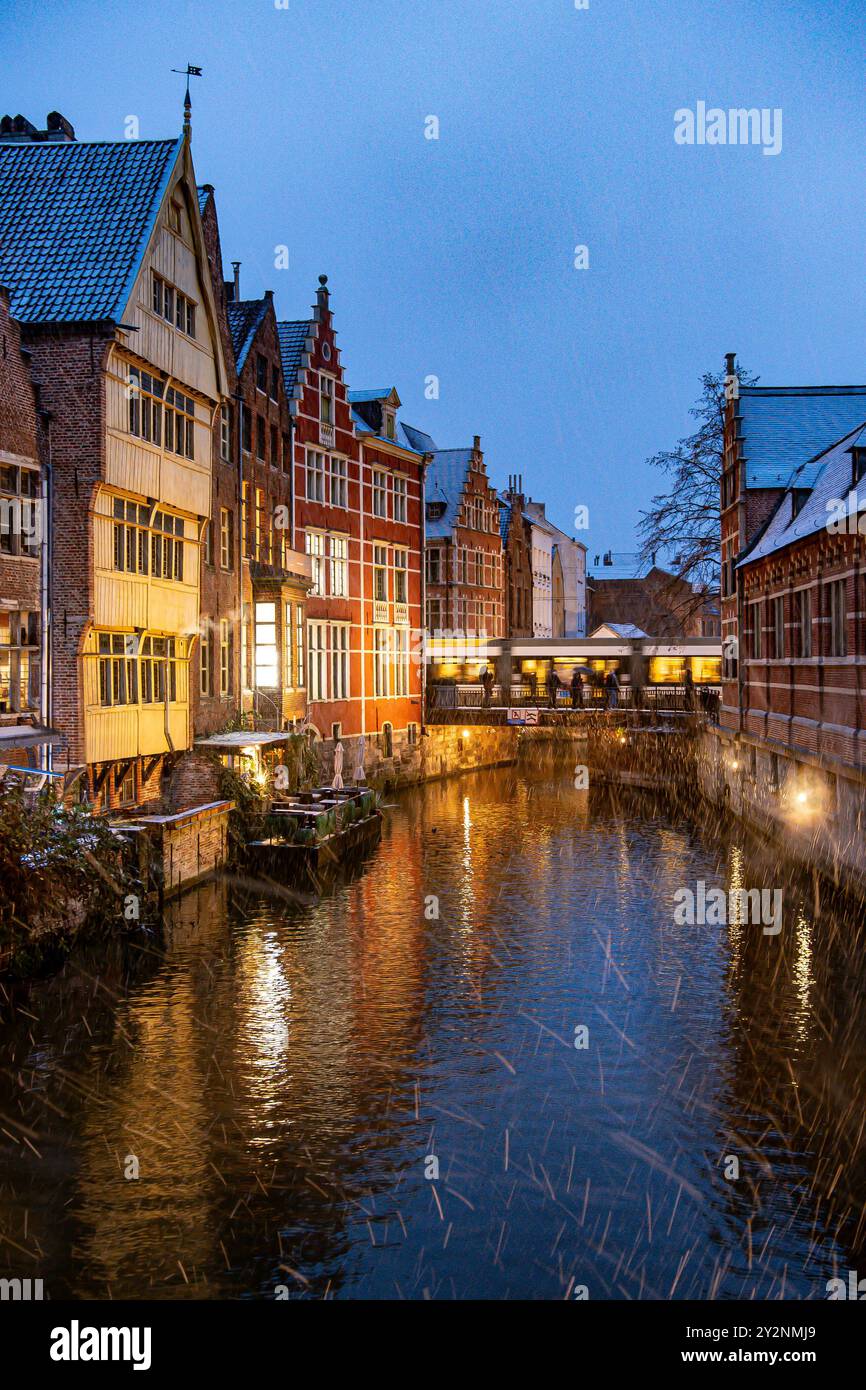 Marché de Noël et célébration à Gand, Belgique avec la première neige en hiver. Banque D'Images