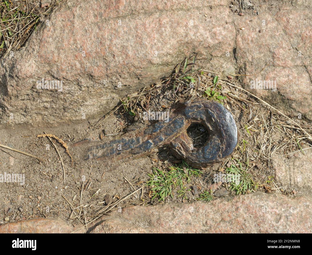 La photo montre une ancienne ancre au sol encastrée dans une surface de pierre. Il a été utilisé pour la fixation et la fixation de la charge. Technique historique et élément d'ancrage Banque D'Images La photo montre une ancienne ancre au sol encastrée dans une surface de pierre. Il a été utilisé pour la fixation et la fixation de la charge. Technique historique et élément d'ancrage Banque D'Images