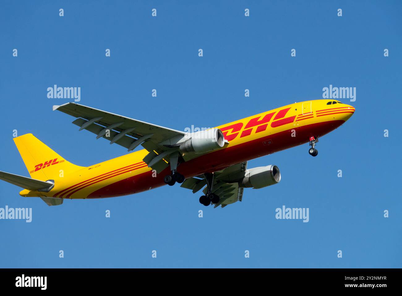 Avion Airbus A300 avion cargo DHL en vol avec fond de ciel bleu clair avion atterrissage approchant l'Allemagne Leipzig Europe Banque D'Images